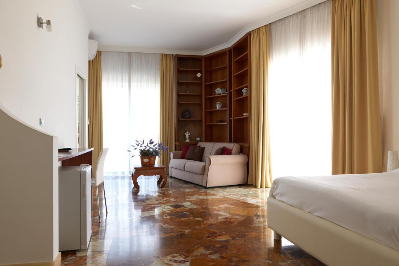 Hotel Il Giardino Di Flora Con Piscina à Lecce Extérieur photo