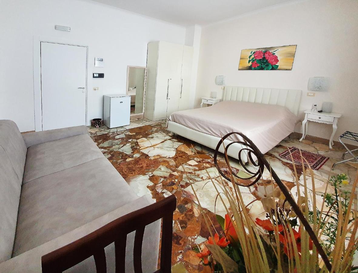Hotel Il Giardino Di Flora Con Piscina à Lecce Extérieur photo